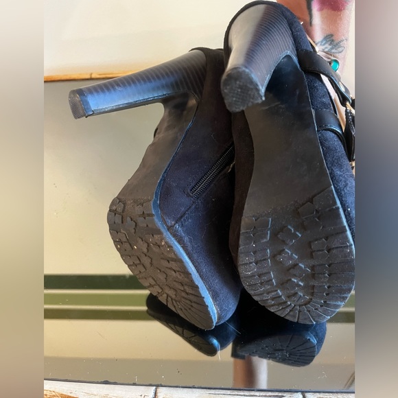 GUESS Platform Heels w/ Gold Detailing - Picture 4 of 4